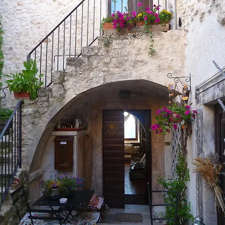 Oda ve Kahvaltı La Bifora E Le Lune Vico Sotto Gli Archi 5